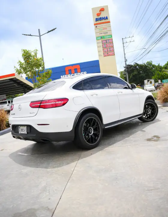 Mercedes GLC blanco vista trasera
