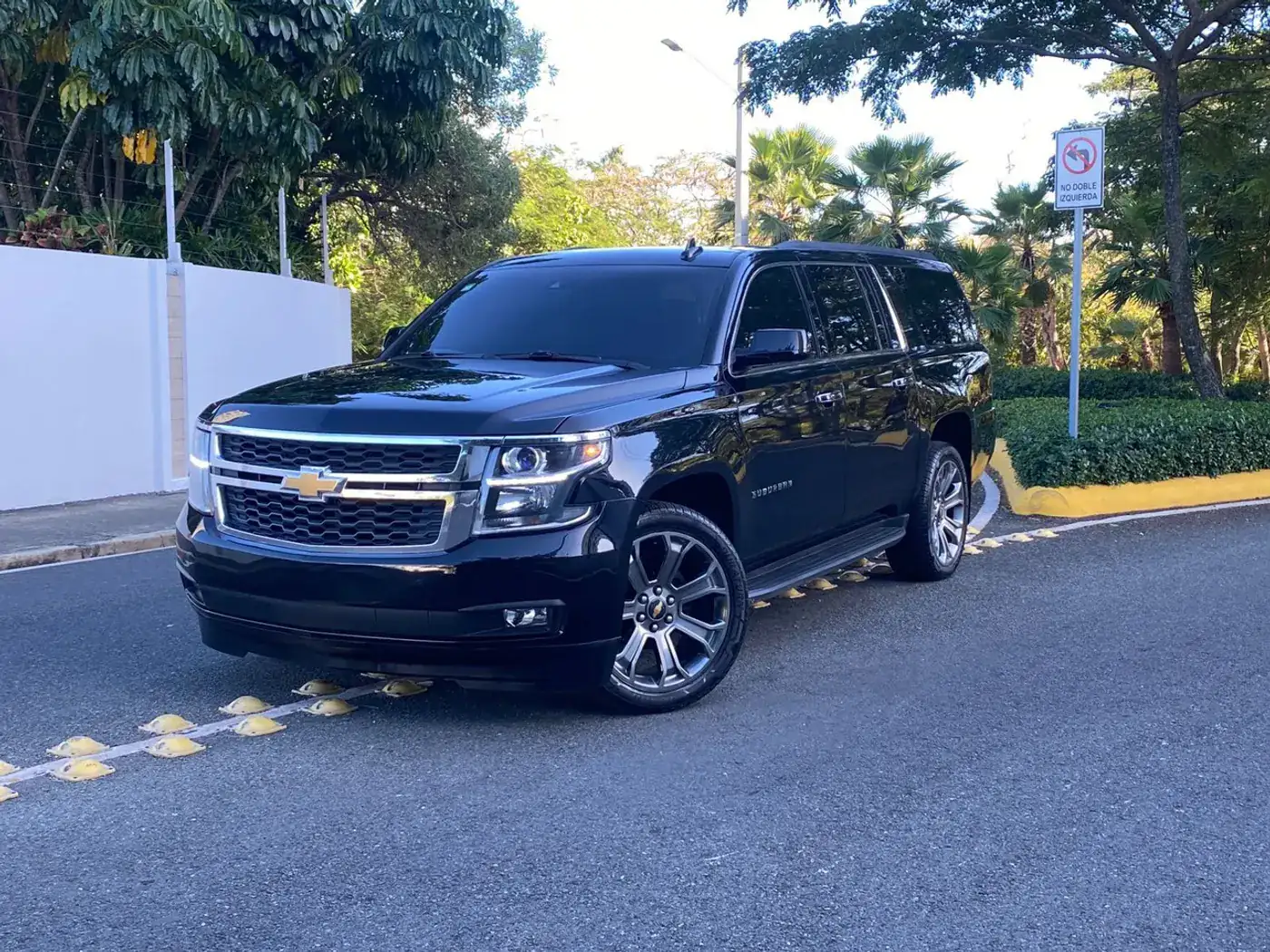 Chevrolet Tahoe negra de la flota Axis en Santo Domingo