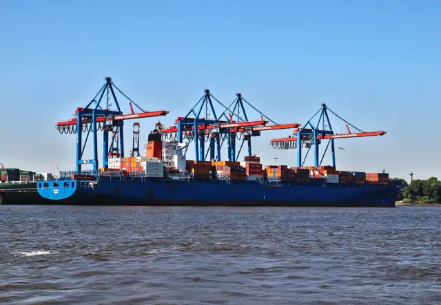 Puerto de contenedores donde llegan los vehículos importados