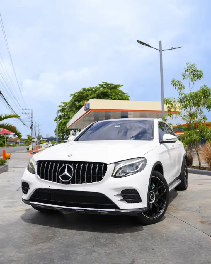 Mercedes-Benz GLC Coupé blanco de la flota Axis