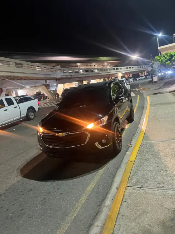 SUV negra de noche