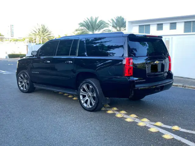 Chevrolet Tahoe negra vista trasera